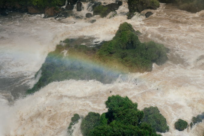 Arcoíris formado entre la fuerza del río