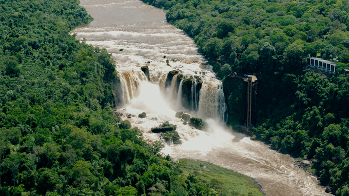 La fuerza de las Cataratas de Iguazú cayendo en medio de la vegetación