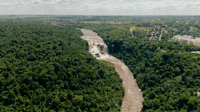 La fuerza de las Cataratas de Iguazú cayendo en medio de la vegetación