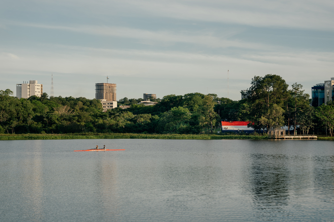 Recorrido en kayak sobre un lago tranquilo