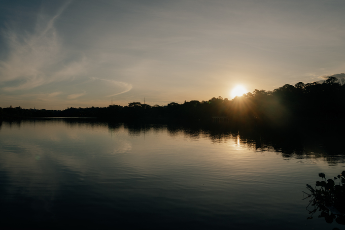 Río con fondo de puesta de sol entre la vegetación