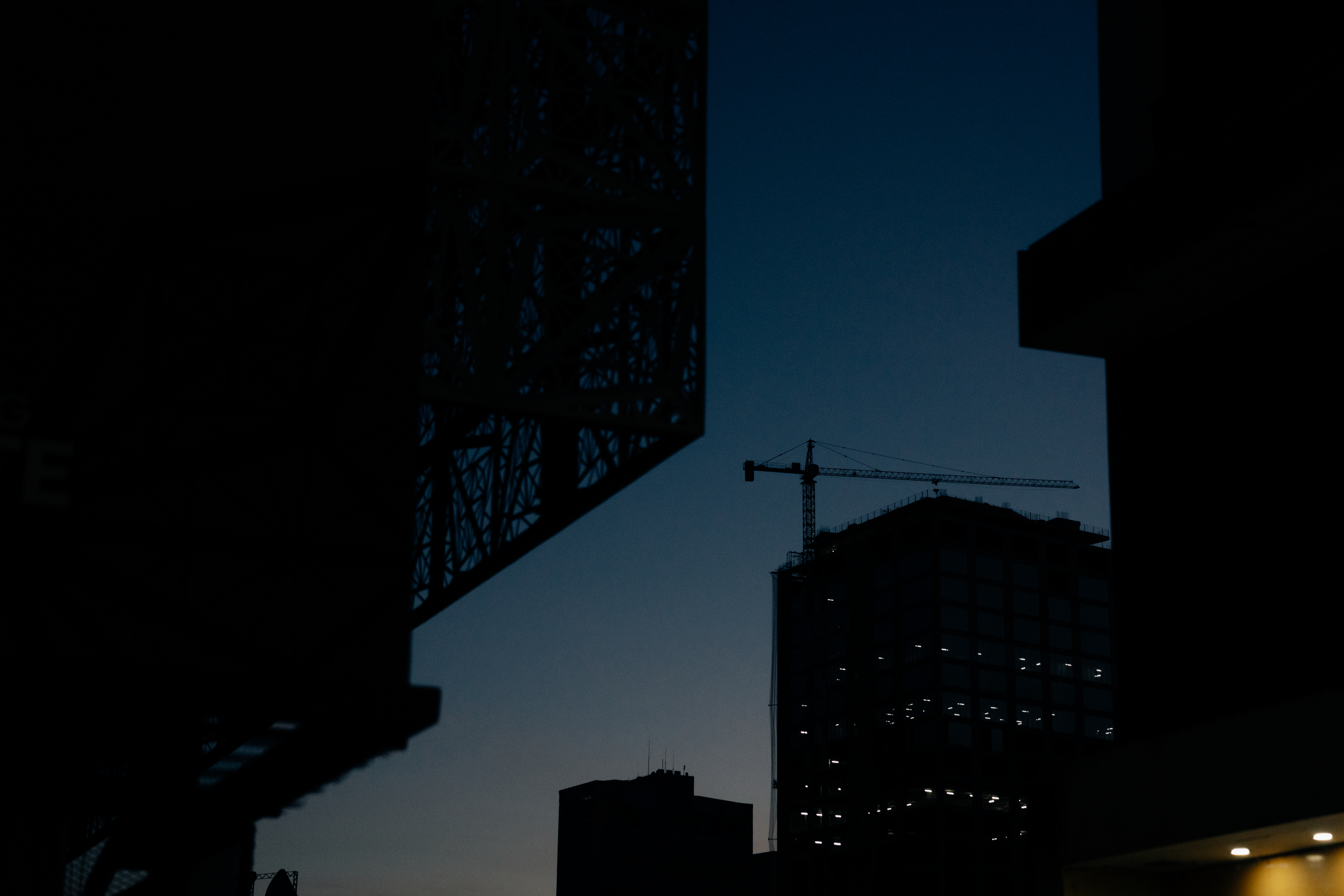 Vista entre edificios al caer el sol