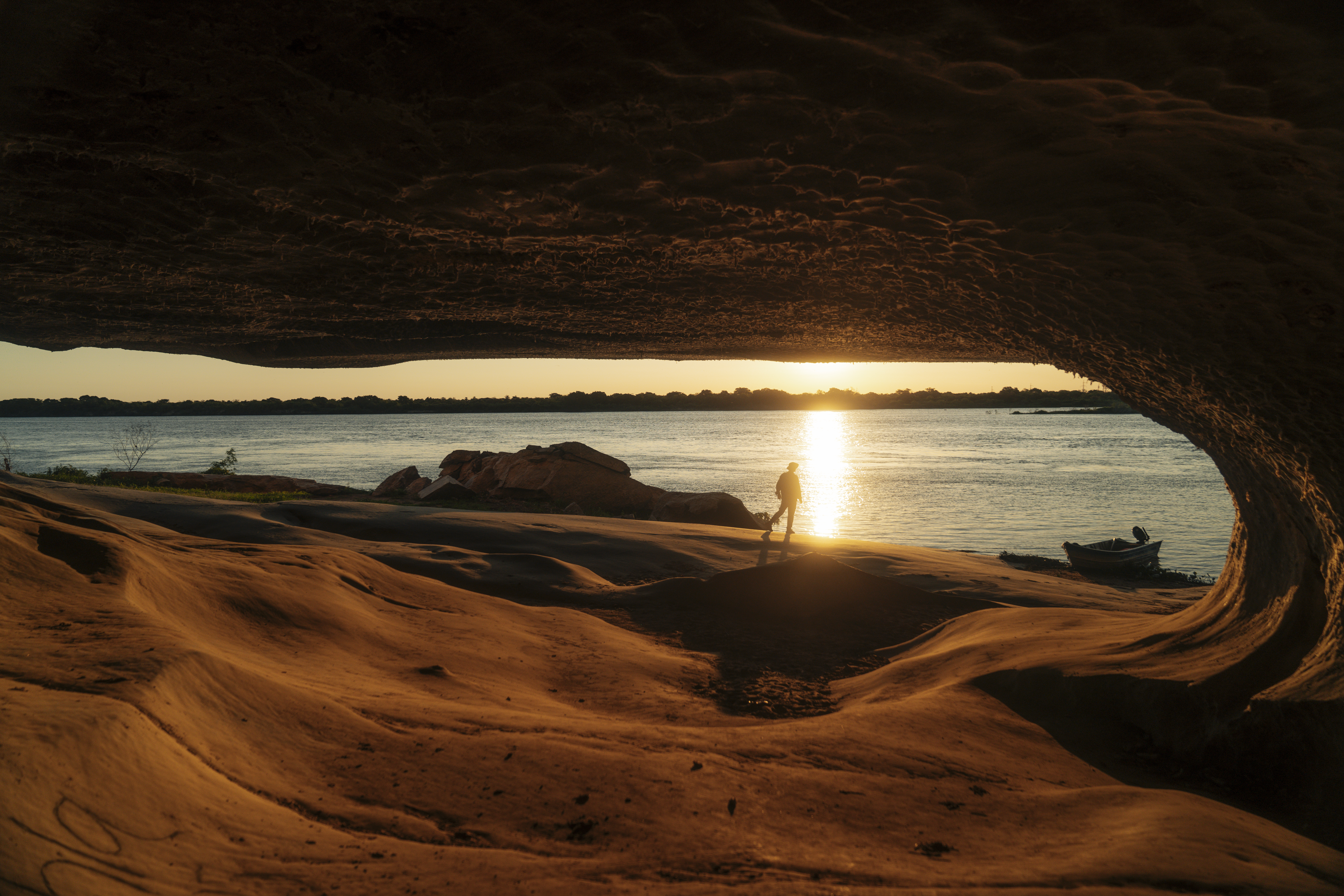 Vista del atardecer enmarcada por una caverna natural