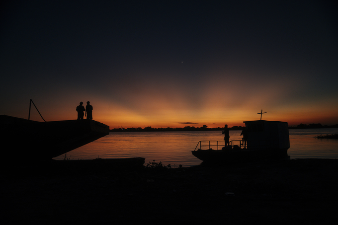 Atardecer dando paso a la noche sobre el río