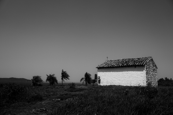 Pequeña casa captada entre el paisaje