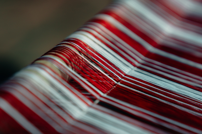 Detalles de tejido tradicional en patrones blancos y rojos