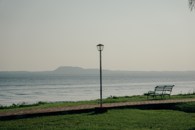 Vista costera con banco y farol