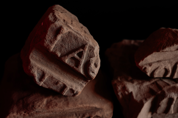 Fragmentos de inscripciones talladas en relieve