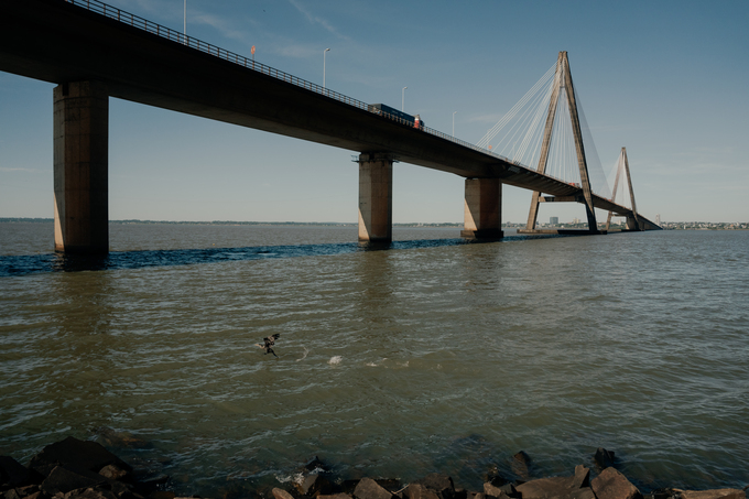 Puente extendido a lo largo del río