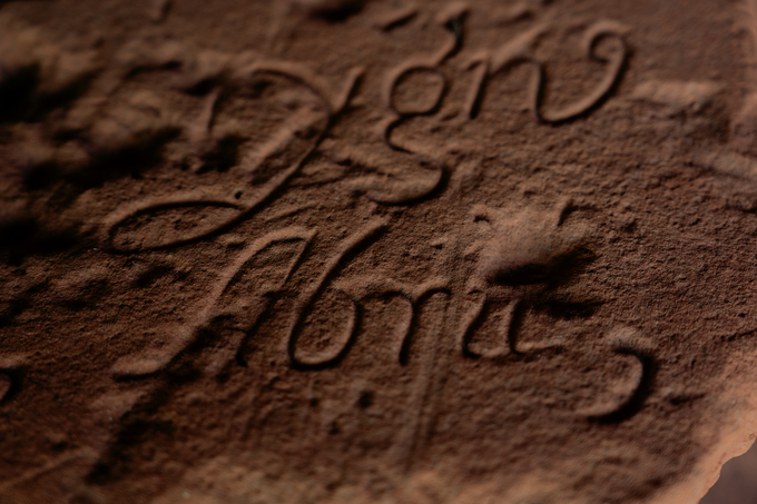 Detalle de tallado sobre barro