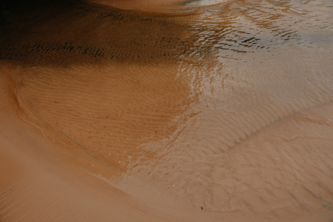 Texturas de arena y agua en movimiento